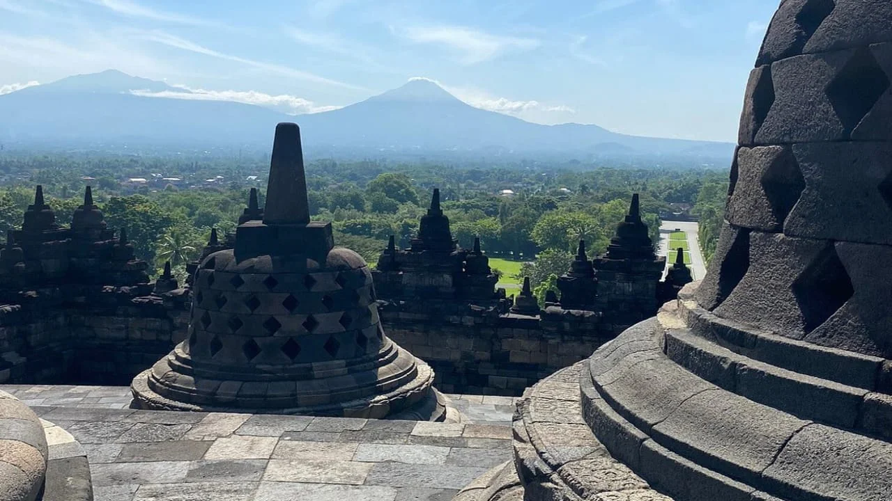 Borobudur Temple & Nepal Van Java Tour