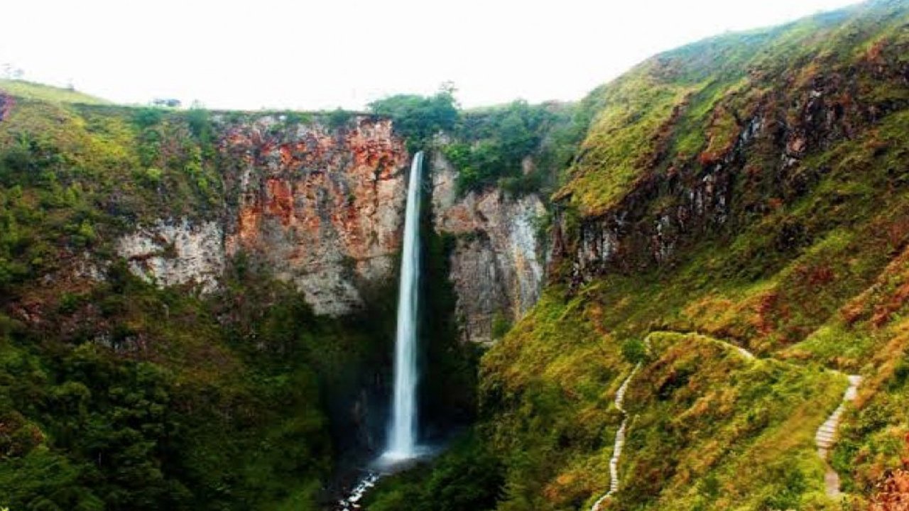 From City to Countryside A Complete 4-Day Tour of Medan, Lake Toba, and Berastagi