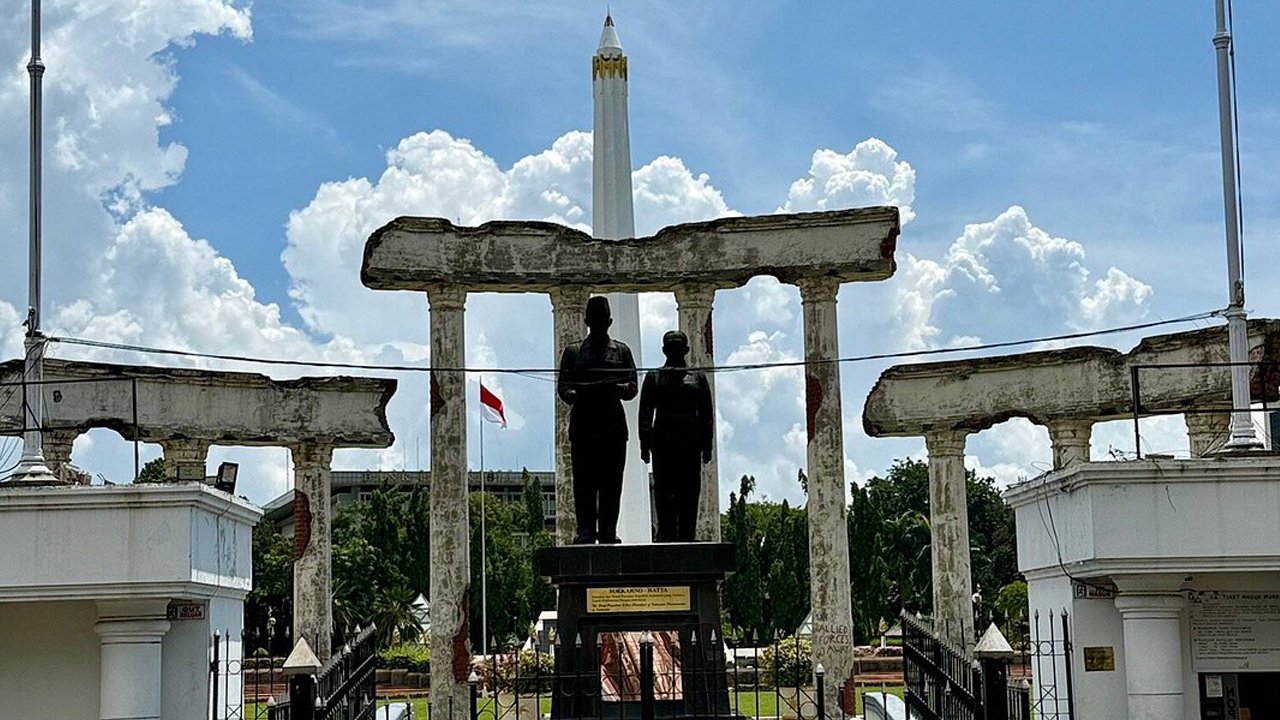 East Java's Must-See Places: The Surabaya Bromo 4D3N Muslim Tour Itinerary
