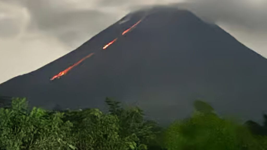 Witness Nature's Spectacle: A Tour of Borobudur and Merapi's Lava Flow at Night