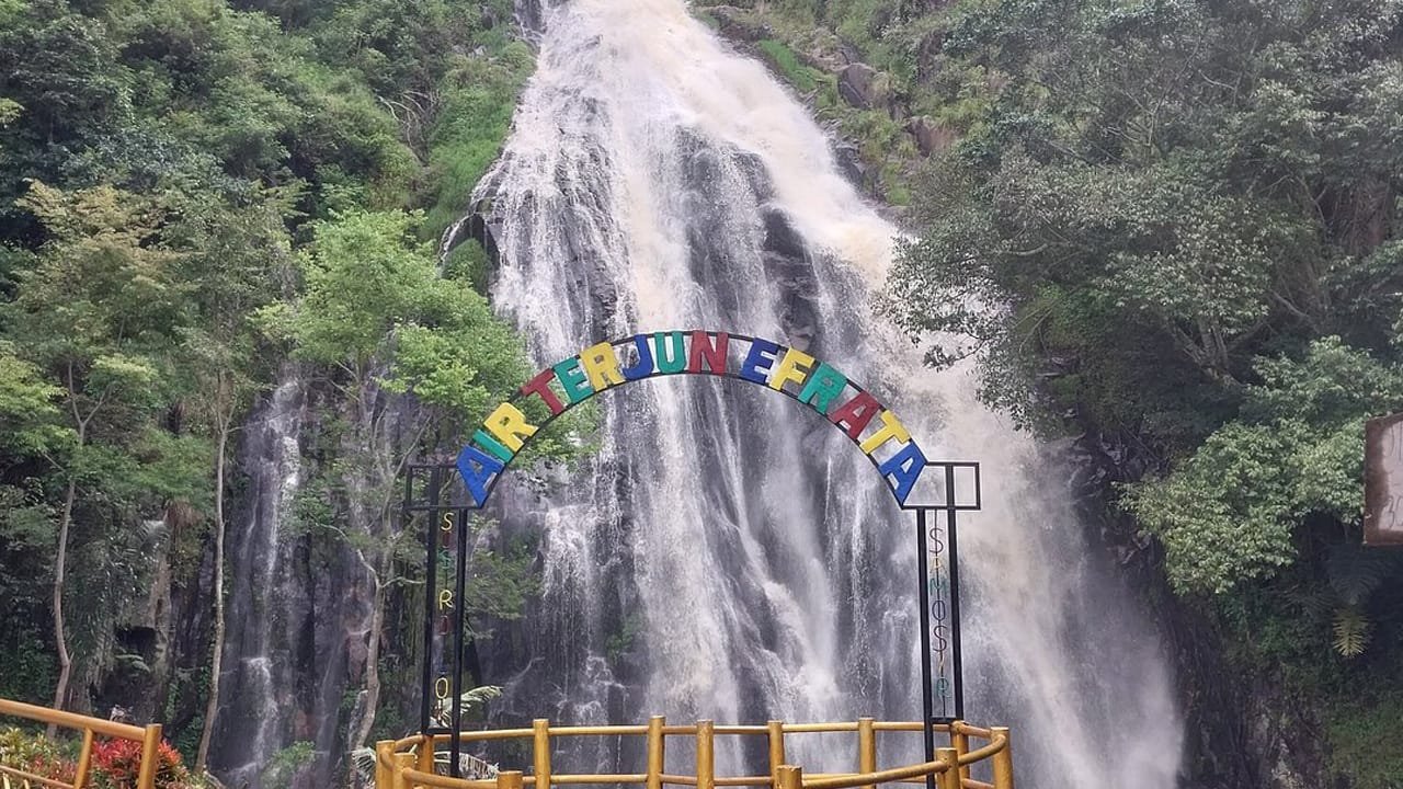 Escape the City for a Day: Medan's Taman Simalem Resort Awaits