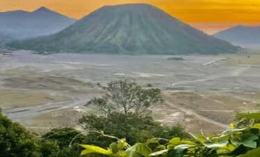 Experience the Thrill of a Jeep Ride on the Sunrise Tour from Surabaya/Malang to Bromo