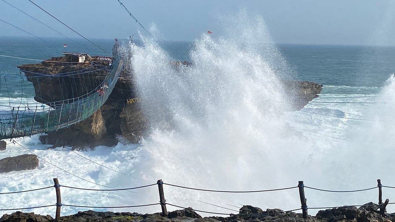 On the Edge: The Thrilling Gondola Ride at Timang Beach