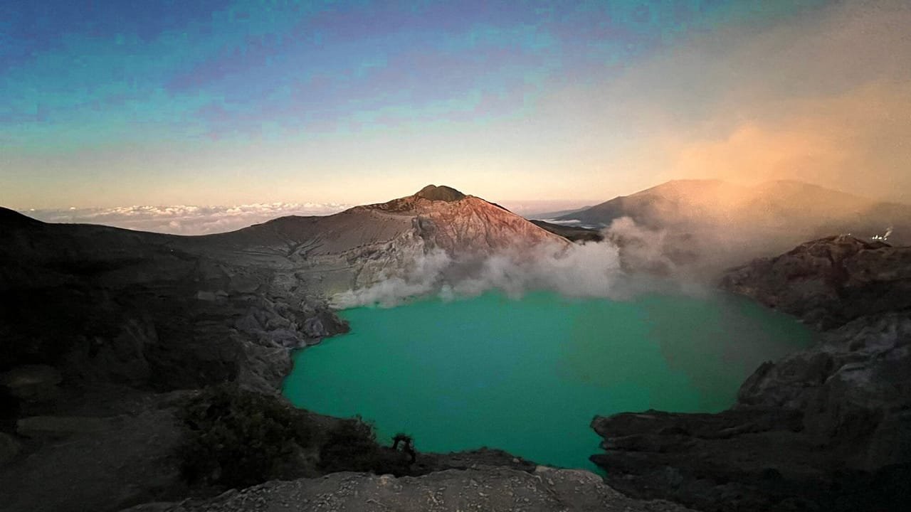 Nature's Masterpiece: Immerse Yourself in the Stunning Beauty of Ijen Crater on a Midnight Tour from Banyuwangi