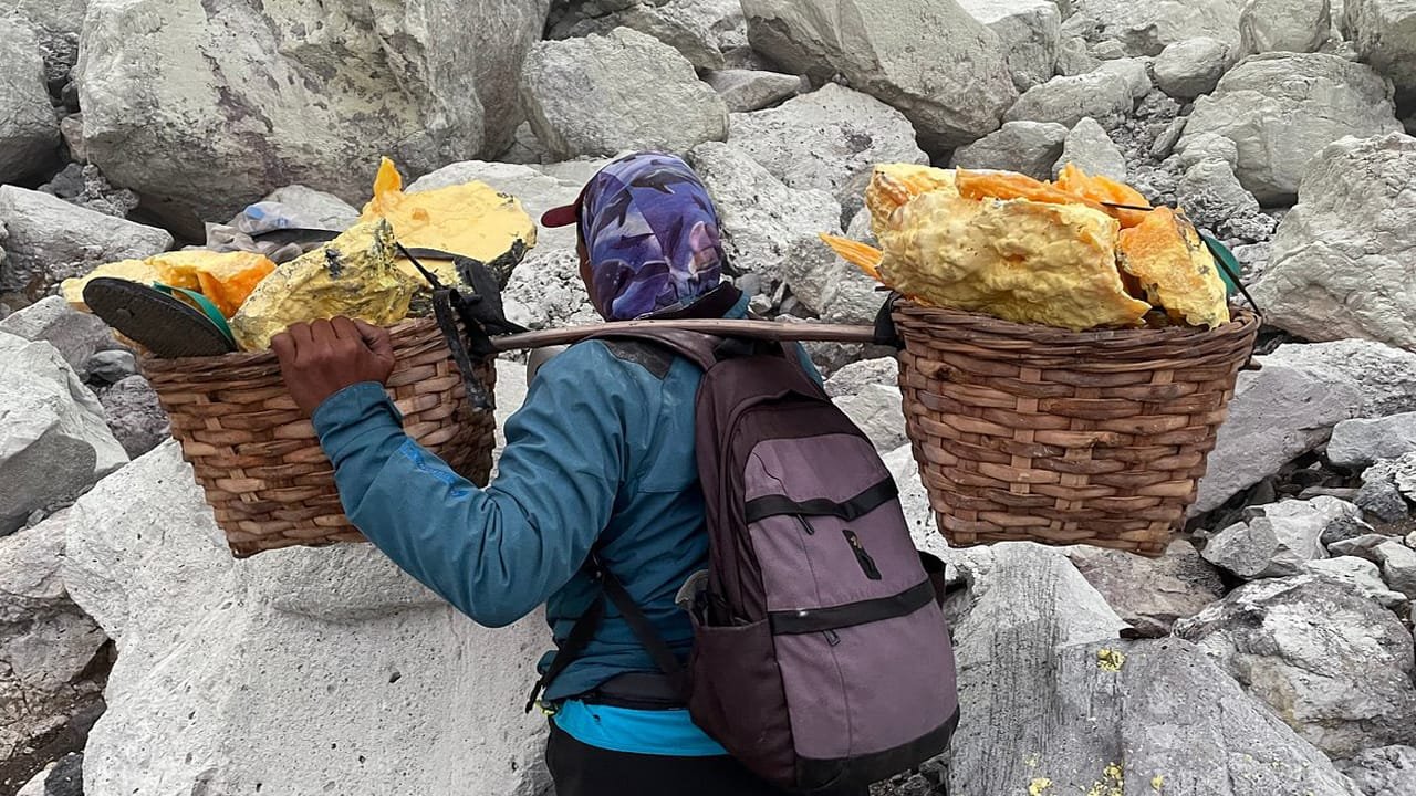 Making Memories in Indonesia: Witnessing the Enchanting Sunrise at Ijen Crater on a Midnight Tour