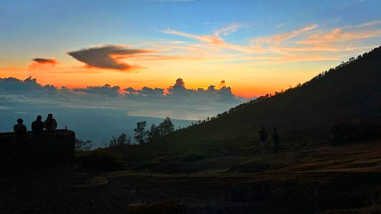 Hiking to the Summit of Ijen Crater: An Unforgettable Midnight Tour Experience